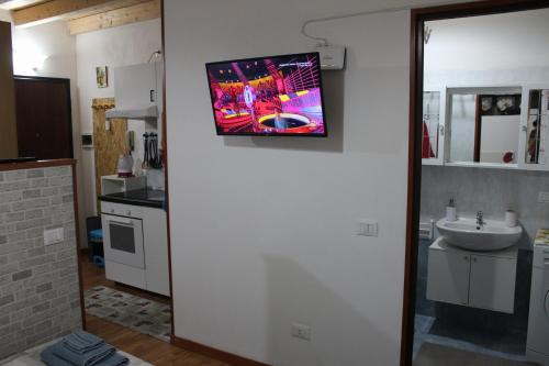 eine Küche mit einem Waschbecken und einem TV an der Wand in der Unterkunft A.R.Inter.3 in Brescia