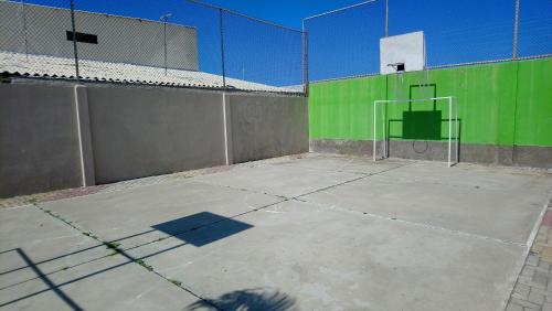 Εγκαταστάσεις για τένις ή/και σκουός στο Beach house in Punta Carnero Salinas / Casa ή εκεί κοντά