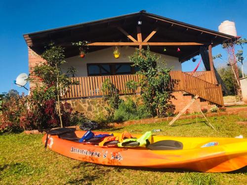 un kayak amarillo y naranja estacionado frente a una casa en La casa del Lago - The lake house ! en Puerto Iguazú