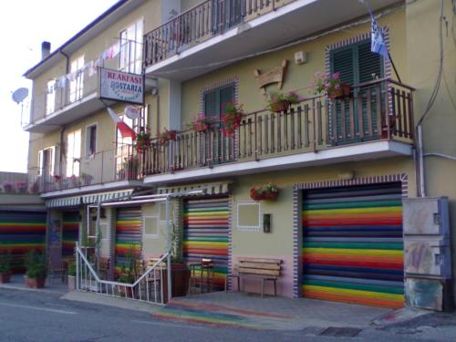 ein Gebäude mit regenbogenfarbenen Garagentoren in der Unterkunft Bed&Breakfast Castagna in Carlopoli