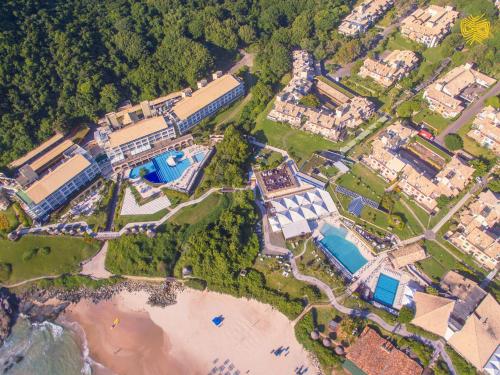 ein Luftblick auf ein Resort mit Pool und Strand in der Unterkunft Costao do Santinho Resort All Inclusive in Florianópolis