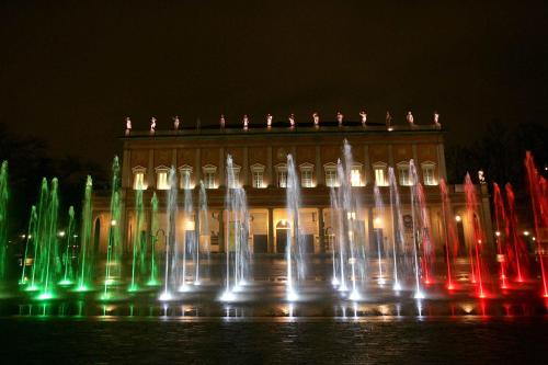a fountain in front of a building at night at Agriturismo Il Brugnolo in Scandiano