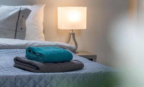 a pile of towels sitting on top of a bed at Willa w Ubocy - "Jacuzzi i Sauna w ofercie dodatkowo płatnej" in Murzasichle