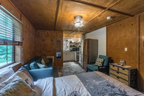 1 dormitorio con cama, sofá y cocina en The Sugar Creek Retreat en Garfield
