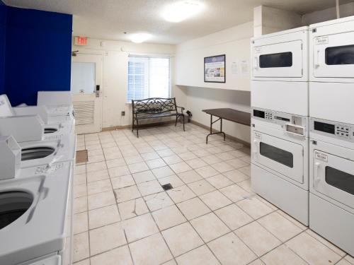 A kitchen or kitchenette at InTown Suites Extended Stay Greensboro NC - Lanada