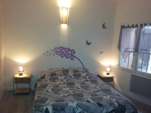 - une chambre avec un lit et deux lumières sur le mur dans l'établissement 