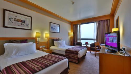 Postel nebo postele na pokoji v ubytování Crowne Plaza Hamra Beirut by IHG