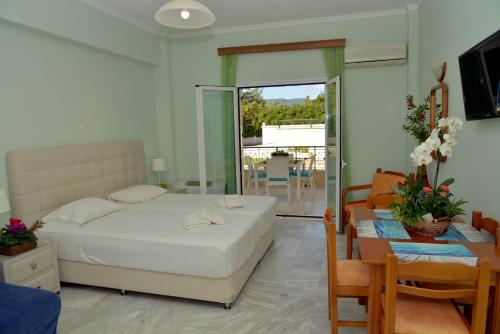 Säng eller sängar i ett rum på Saint Nicholas Beach Resort