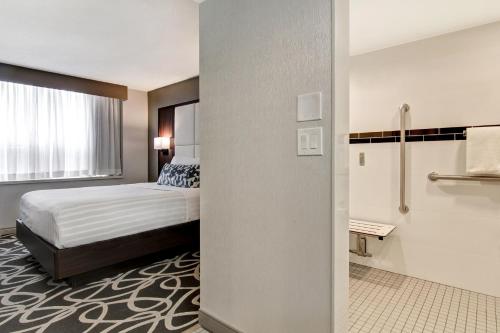 um quarto de hotel com uma cama e um chuveiro em The Park Hotel London em London