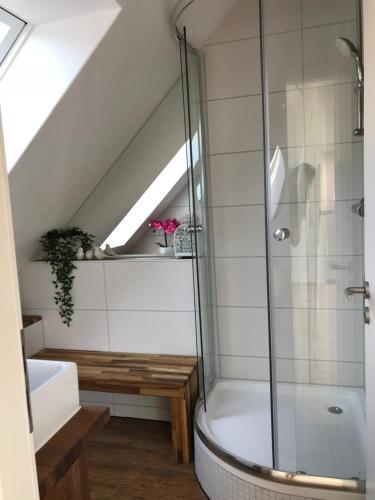 Das Bad ist mit einer Dusche und einer Badewanne ausgestattet. in der Unterkunft Naturapur in Pleinfeld