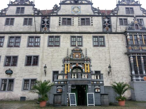 ein Gebäude mit einer Uhr auf der Vorderseite in der Unterkunft Hotel Alte Rathausschänke in Hannoversch Münden