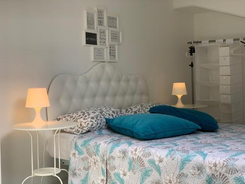 カスティリョンチェッロにあるCasa vacanze Nido delle Rondiniのベッドルーム1室(青い枕とランプ2つ付)