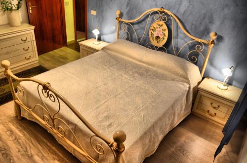 a bedroom with a bed with two night stands and two lamps at B&B Aria Dell' Etna in Zafferana Etnea
