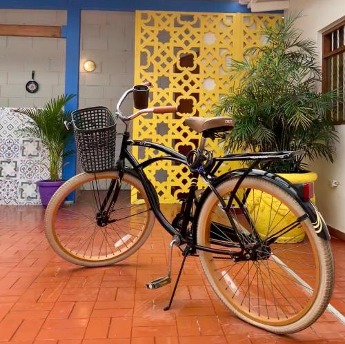 una bicicleta estacionada frente a una pared amarilla en Pedregal Home, en Cartagena de Indias