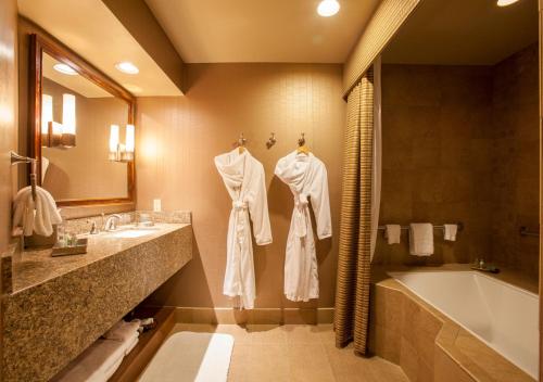 A bathroom at The Lodge at Ventana Canyon