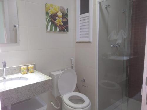 a bathroom with a shower and a toilet and a sink at Arraial do Cabo Golden Lake Residence frente a la laguna in Arraial do Cabo
