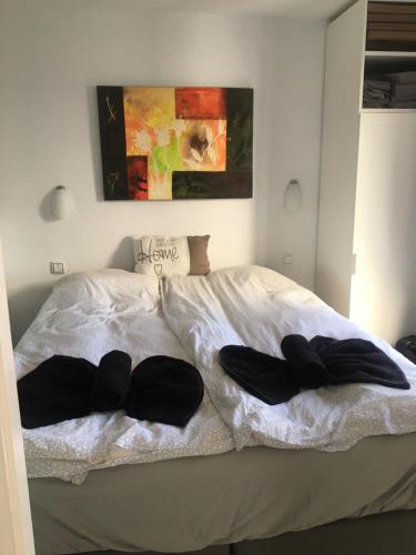 プエルトリコにあるApartment with a viewのベッドルーム1室(黒い靴2本付きのベッド1台付)