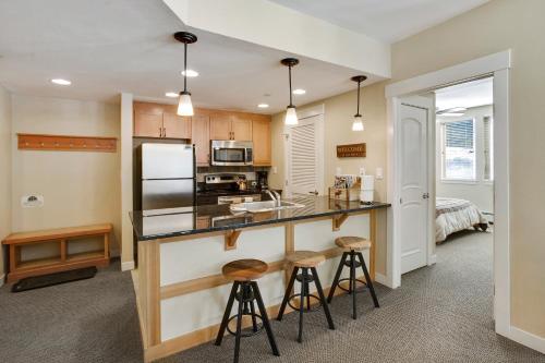 Una cocina o kitchenette en Ski In-Out Luxury Condo #4474 With Huge Hot Tub & Great Views - 500 Dollars Of FREE Activities & Equipment Rentals Daily