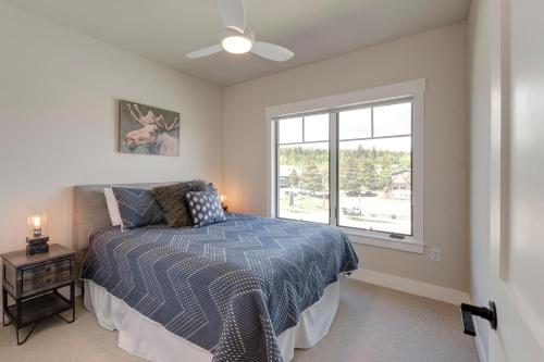 a bedroom with a bed and a window at New Luxury Loft #6 With Huge Hot Tub & Great Views - 500 Dollars Of FREE Activities & Equipment Rentals Daily in Winter Park