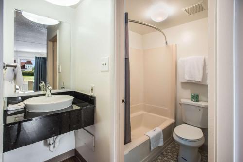 Ванная комната в Motel 6-Somers Point, NJ - Ocean City - Wild Wood Beach