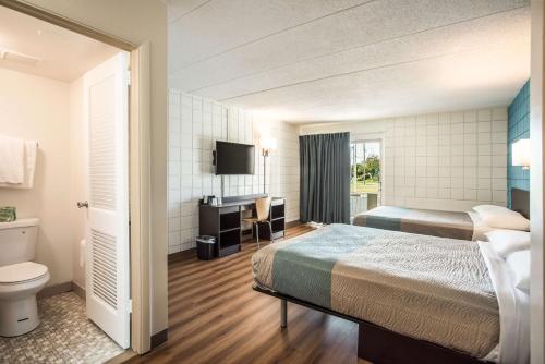 Ένα ή περισσότερα κρεβάτια σε δωμάτιο στο Motel 6-Somers Point, NJ - Ocean City - Wild Wood Beach