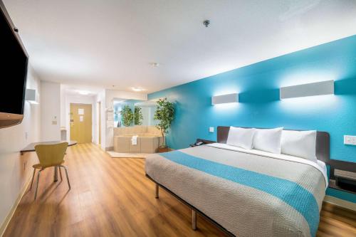 Katil atau katil-katil dalam bilik di Motel 6-Decatur, TX