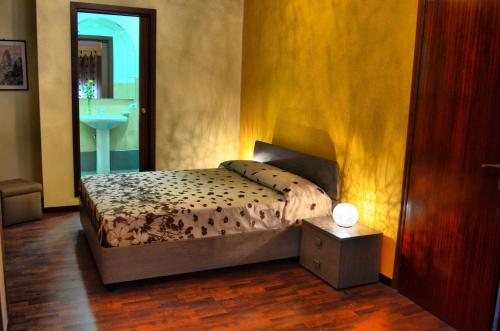Schlafzimmer mit einem Bett, einem Waschbecken und einem Spiegel in der Unterkunft B&B Aria Dell’' Etna in Zafferana Etnea