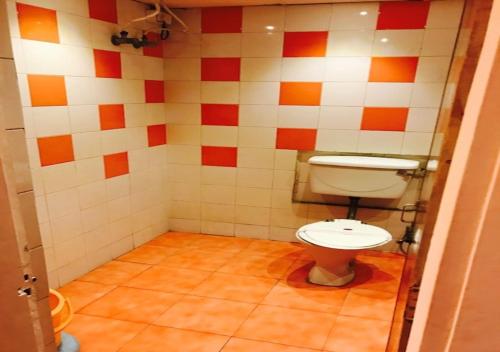 ein kleines Bad mit WC in einem Zimmer in der Unterkunft Citi Club in Kānpur