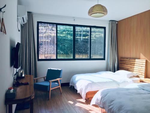 Yunhe Titian Fengyin Inn tesisinde bir odada yatak veya yataklar