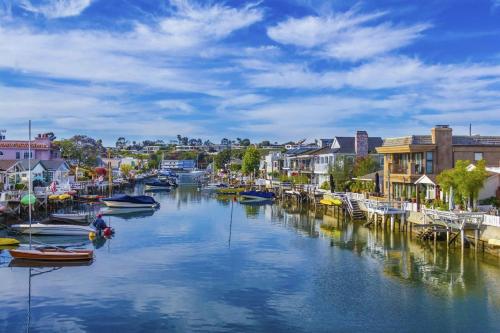 Imagen de la galería de Newport Beach House 1 blk to beach and 25 min to Disney, en Newport Beach