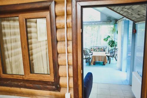 eine Tür zu einem Zimmer mit einem Tisch und Stühlen in der Unterkunft Zolotoy Bereg Hotel in Tschernihiw