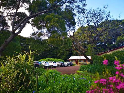 a group of cars parked in a parking lot at Twelve Apostles Motel & Country Retreat in Princetown