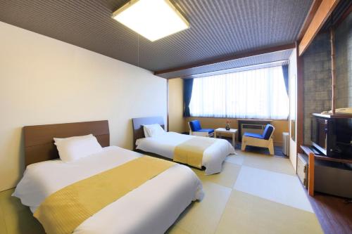 
a hotel room with two beds and two lamps at Yutorelo Toyako in Lake Toya
