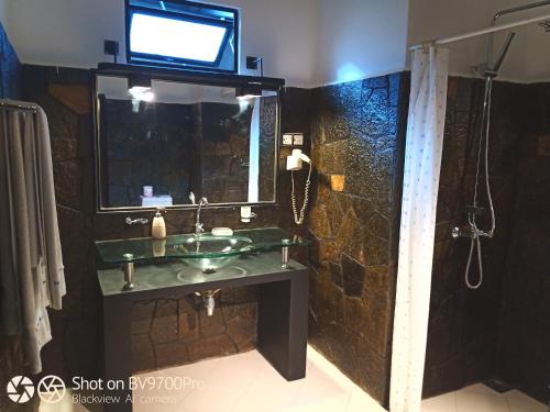 Un baño de Hotel Flower Garden