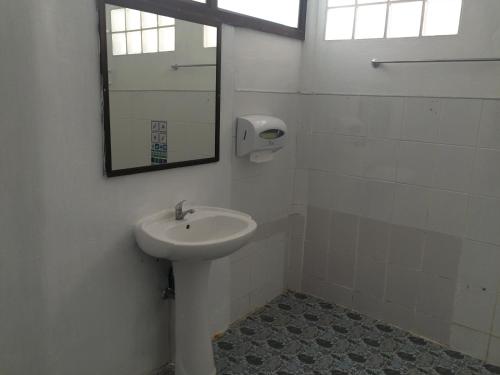 W łazience znajduje się umywalka i lustro. w obiekcie LayTrang Pakmeng Marina Spa and Resort w mieście Trang