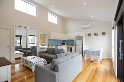 Ruang duduk di Apollo Bay Seal Apartments