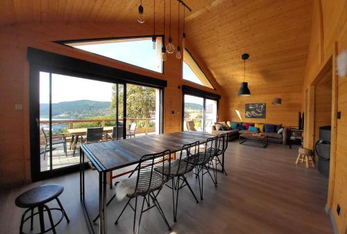 une salle à manger et un salon avec une table et des chaises dans l'établissement l'Edelweiss, à Gérardmer