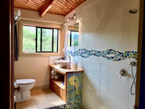 un bagno con un water e un lavandino di Murchison Lodge a Murchison