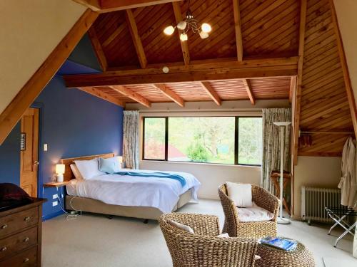 una camera da letto con un letto e una grande finestra di Murchison Lodge a Murchison