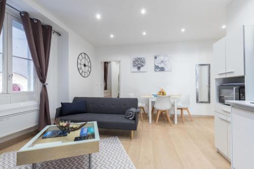 un salon avec un canapé et une table dans l'établissement Historical Apartment Hyper Center, à Nice