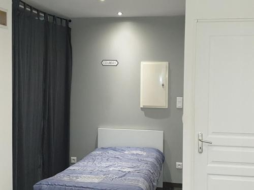 タルブにあるStudio Lumineux Avec Terrasseの小さなベッドルーム(ベッド1台、窓付)