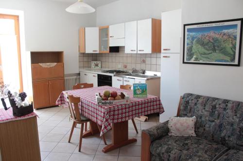 Kuchyňa alebo kuchynka v ubytovaní Agritur Odorizzi