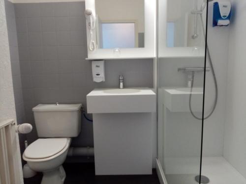 Et badeværelse på Hotel Particulier LE ROCHER DES MARAIS "Proximité Plage & Vue mer pour certains hébergements"