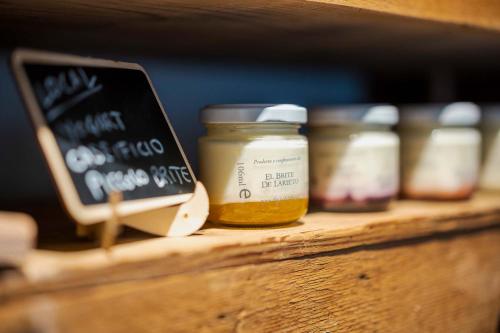 a shelf with three jars of honey and a chalkboard at Camina Suite and Spa in Cortina dʼAmpezzo