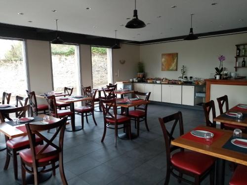 Gallery image of Hotel Particulier LE ROCHER DES MARAIS "Proximité Plage & Vue mer pour certains hébergements" in Pornic