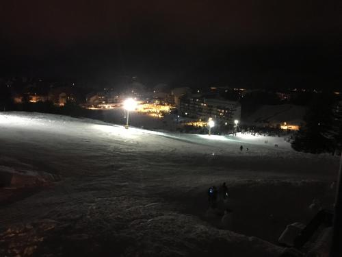 Το Eden sur les pistes avec vue panoramique sur la vallée τον χειμώνα