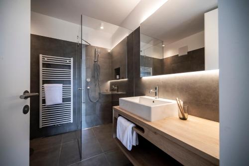 A bathroom at Sambucus Apartments -Premium Apartments for You and Your Dog