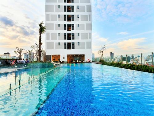 Hồ bơi trong/gần Central Apartments - Free Gym & Pool, RiverGate Residence Building