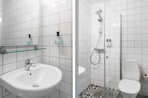 een badkamer met een wastafel, een douche en een toilet bij Nautic Hotell in Marstrand