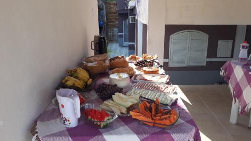 a table with a bunch of fruits and vegetables on it at Pousada Preludio in Conservatória